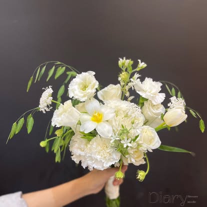 Bó Hoa Cưới Cầm Tay Cô Dâu